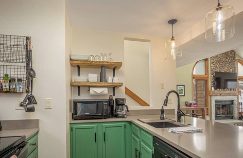 The Galena Territory Casa | REMODELED! 2B/2B, Deck off10th GOLF Green, Dog Friendly, Pool, WIFI, in Resort!