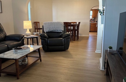 Marion Casa | Remodeled 3-bedroom home in heart of Marion. Super Clean.