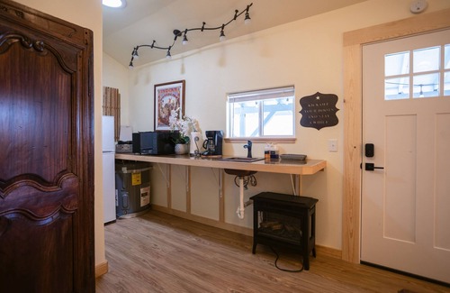 Eagle Point Casa | Remodeled 3 BR/2.5 BA Retreat near Eagle Point. Includes main house and a private cottage. Group-friendly kitchen, famous waffle bar, hot tub, and electric fireplace. Great space for cooking and connecting.