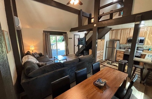 Musick Ridge Cabina | Remodeled Cabin on Large Flat Lot with Boat Large Parking Near Serene Meadow