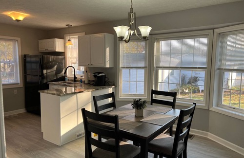 Avon Lake Casa | Remodeled Charming Avon Lake Home