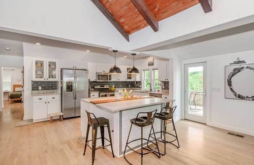 New Fairfield Casa | Remodeled, Family-Friendly Home in Private Community on Candlewood Lake