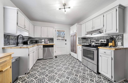 Warm Springs Casa | Remodeled Historical Home in Downtown Warm Springs