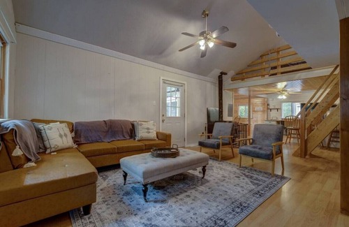 Carroll County Cabina | Remodeled Home near White Lake Pet-Friendly!