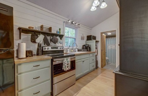 Carroll County Cabina | Remodeled Home near White Lake Pet-Friendly!