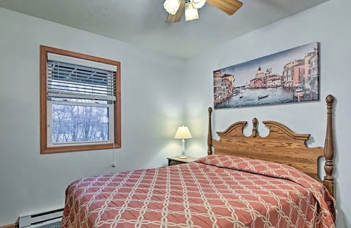 Albrightsville Villa | ¡NUEVO! Lakeside 8BR Pocono Area Villa w / bañera de hidromasaje!