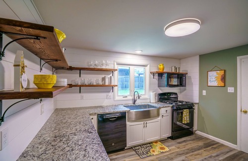 Rocheport Casa | Remodeled Rocheport Sunflower House - A Bungalow in Historic Rocheport