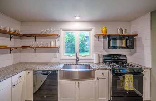 Rocheport Casa | Remodeled Rocheport Sunflower House - A Bungalow in Historic Rocheport