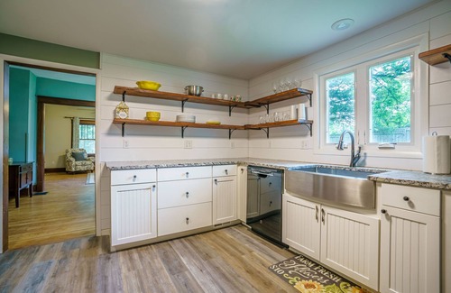 Rocheport Casa | Remodeled Rocheport Sunflower House - A Bungalow in Historic Rocheport