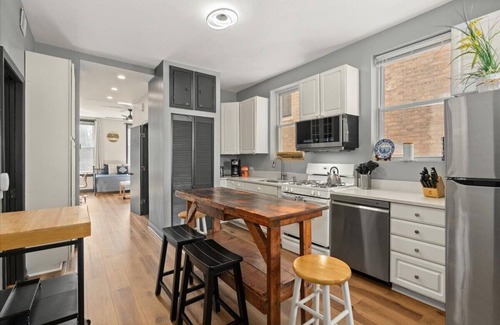 Bucktown Apartamento | REMODELED Splendid Flat in Bucktown +Back Porch, Ranked GUEST FAVORITE! Pets OK!