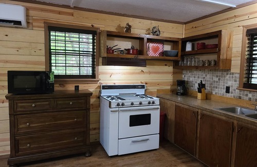 Board Camp Cabina | Remote Cabin on Sugar Creek Near Wolf Pen Gap-Ouachita National Forest