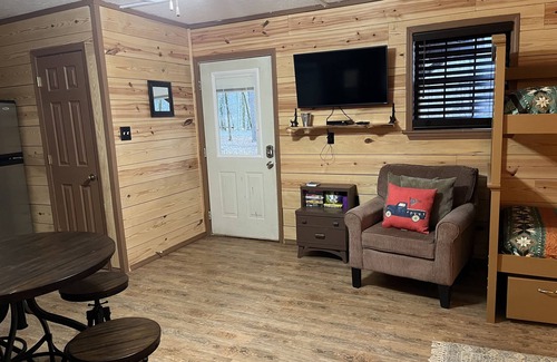 Board Camp Cabina | Remote Cabin on Sugar Creek Near Wolf Pen Gap-Ouachita National Forest