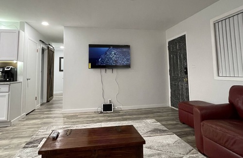 Lawrence Casa | Remote office get away with 1 gig wifi, huge deck, huge back yard and fire pit.