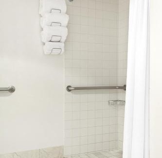 Elizabeth Hotel | Renaissance Newark Airport Hotel