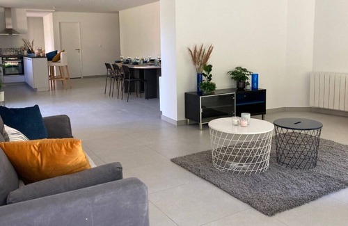 Brignais Casa | Renovated 173m2 house for 12 people with 1156m2 garden 15 minutes from Lyon