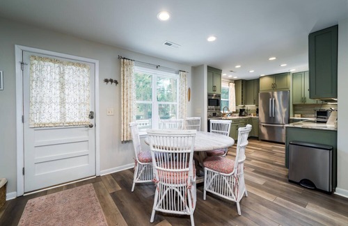 Tarpon Pond Casa | Renovated 2 BR + Loft/2BA Tarpon Pond Cottage! Great Views! Dog Friendly!