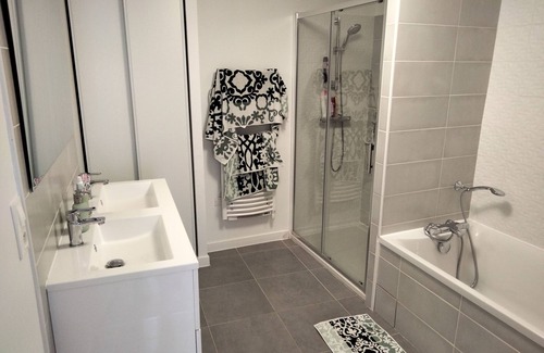 Mirepeisset Casa | Renovated 5 bedroom village house 5 minutes from the river!