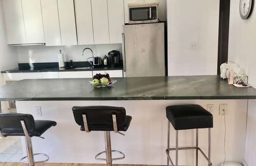 Hay Beach Casa | Frente a la playa, casa de verano renovada en la pintoresca isla