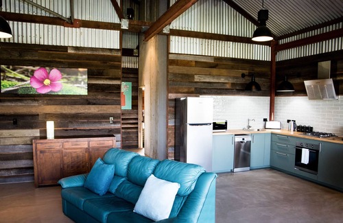 Kangaroo Gully Casa | Renovated Barn - Idlewild Bridgetown