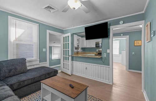 Fox Hill - Grandview Casa | Renovated-Beach Bungalow-Walk to Beach