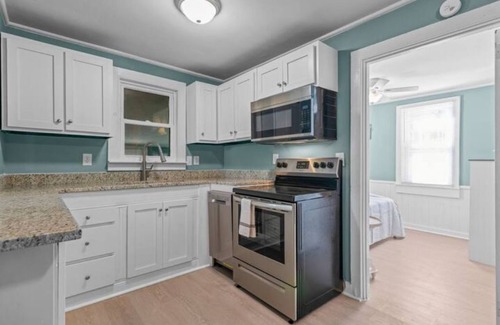 Fox Hill - Grandview Casa | Renovated-Beach Bungalow-Walk to Beach
