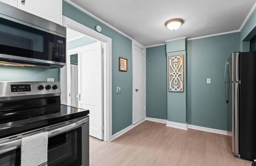 Fox Hill - Grandview Casa | Renovated-Beach Bungalow-Walk to Beach