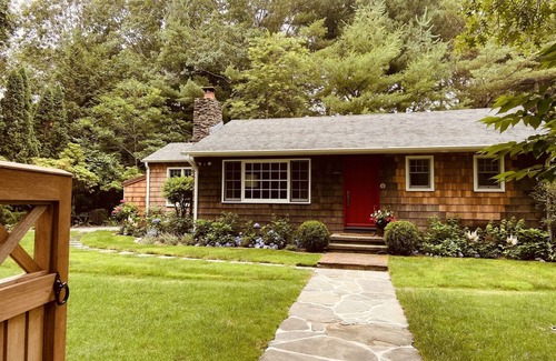Wainscott Cabaña | Renovated Beach-Lovers Cottage with Pool / South of the Highway