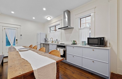 Metropolitan Apartamento | Renovated Bright + Airy Home in Prime Location by Lucky Savannah