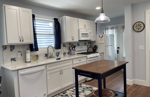 Marblehead Casa | Renovated Cottage in Central Lakeside