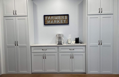 Marblehead Casa | Renovated Cottage in Central Lakeside
