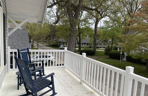 Marblehead Casa | Renovated Cottage in Central Lakeside