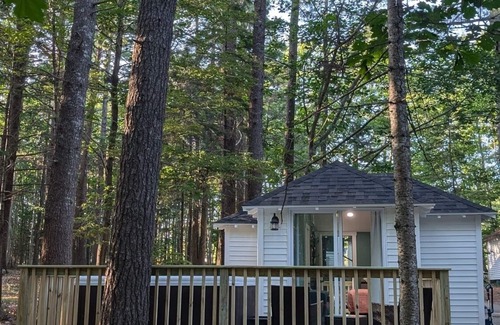 Bar Harbor Apartamento | Renovated Cabin WITH HOT TUB Tucked in Pines Cabin 9