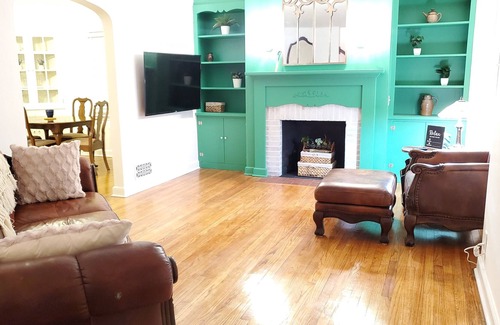 Madison Casa | 🪞 Renovated Cape Cod w/ King Bed ➕️ 🚲 trail proximity