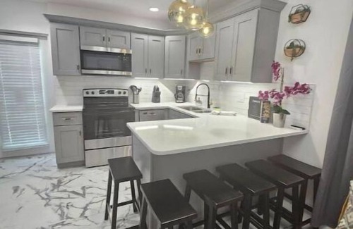 Lawsona - Fern Creek Casa | Renovated Comfy Downtown Orlando Duplex. Sleeps 8
