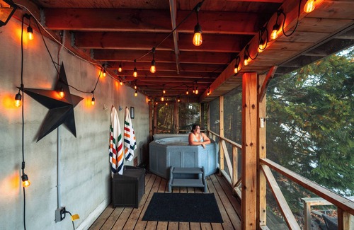 Catchacoma Cabaña | Renovated Cottage in the Kawarthas with Hot Tub & Pet Friendly