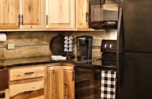 Tippecanoe Cabaña | Renovated Cottage with Spa Surrounded by Beautiful Hiking Trails in Ohio