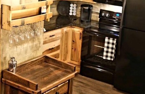 Tippecanoe Cabaña | Renovated Cottage with Spa Surrounded by Beautiful Hiking Trails in Ohio