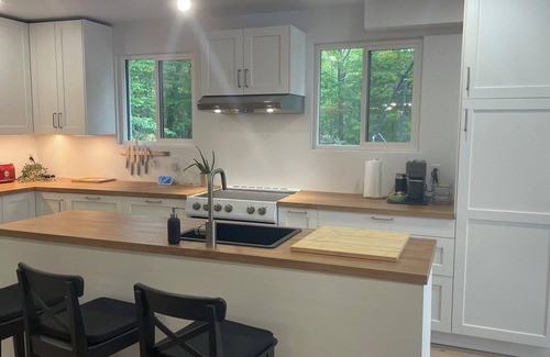 Saint-Pierre-de-l'lle-d'Orleans Chalet De Esquí | Renovated country home on Île d'Orléans / La Maison Blanche