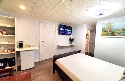 Malvern Casa | Renovated Cozy Bedroom with Private washroom