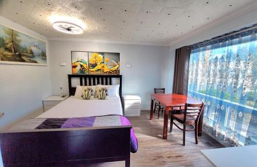 Malvern Casa | Renovated Cozy Bedroom with Private washroom