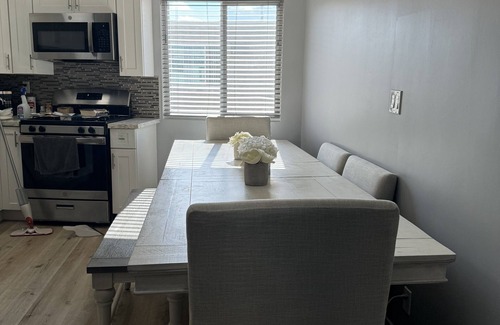 Sherman Oaks Condominio | Renovated ,Cozy chic 2 bedroom condo in heart of Sherman Oaks…