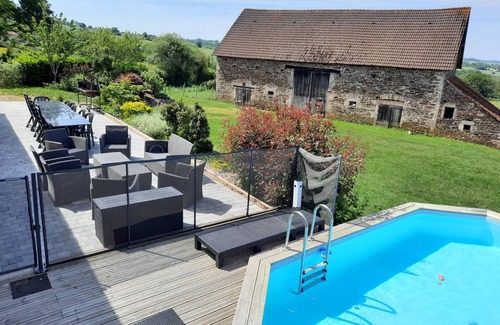 Echassieres Cabaña | Casa rural renovada con piscina privada, Wi-Fi y aire acondicionado