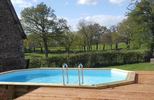 Echassieres Cabaña | Casa rural renovada con piscina privada, Wi-Fi y aire acondicionado