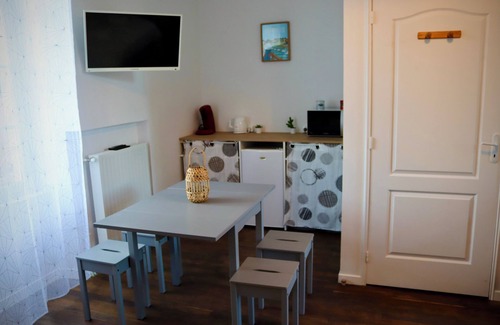 Saint-Aubin-la-Plaine Casa | Renovated 18th-century guest house