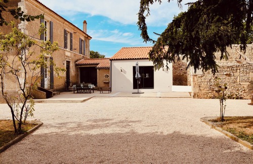 Saint-Aubin-la-Plaine Casa | Renovated 18th-century guest house