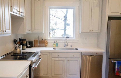 Claremont Apartamento | Renovated home in historic Claremont -Long-term