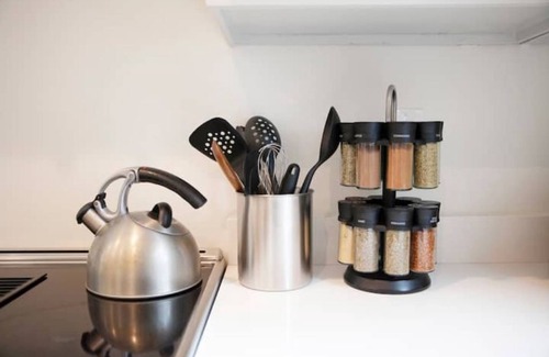 Claremont Apartamento | Renovated home in historic Claremont -Long-term