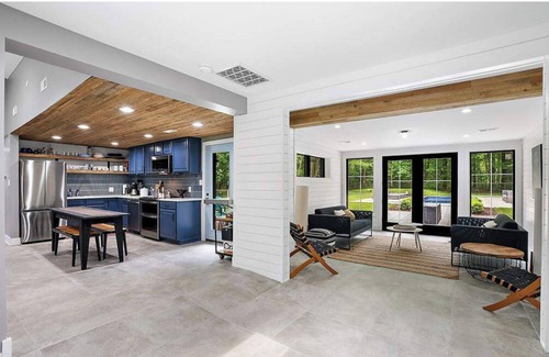 Lakeside Casa | Renovated House - Private Heated Pool Sleeps 10, tucked away, walkable to beach