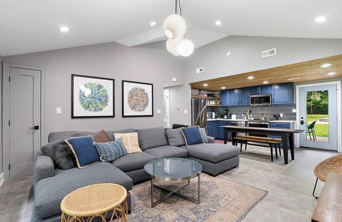 Lakeside Casa | Renovated House - Private Heated Pool Sleeps 10, tucked away, walkable to beach