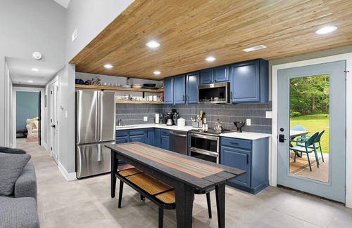 Lakeside Casa | Renovated House - Private Heated Pool Sleeps 10, tucked away, walkable to beach